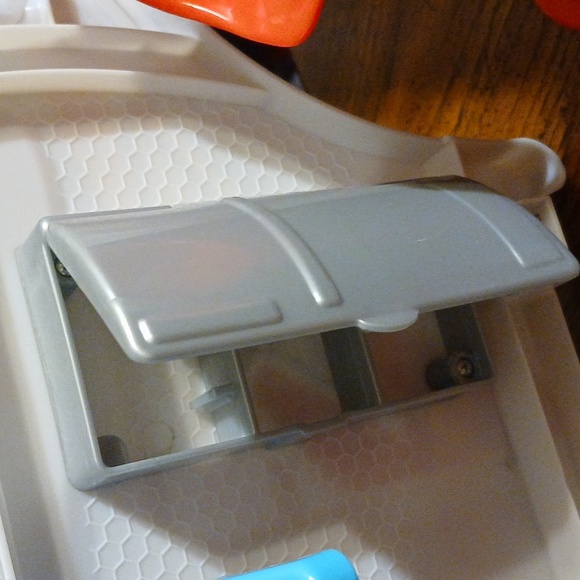 SUPERGIRL AND TRANSFORMING BUS - Picture 13 of 16